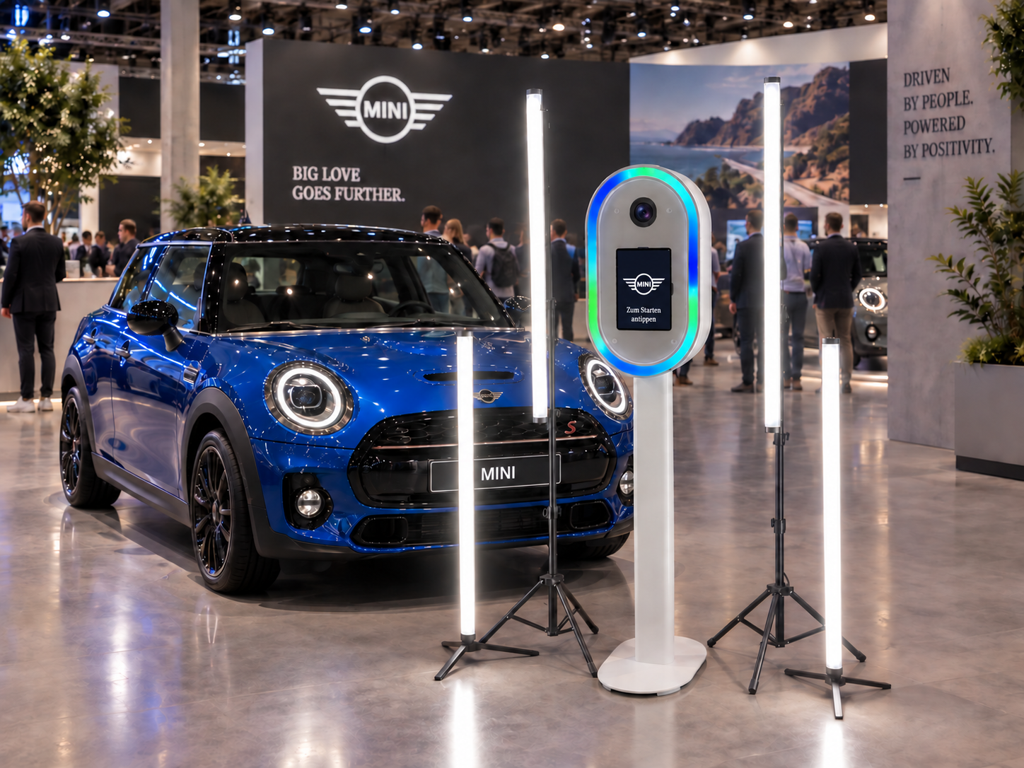 Konzeptvisualisierung einer KI-Fotobox mit Kamera, Touchscreen und Lichtstäben neben einem blauen MINI