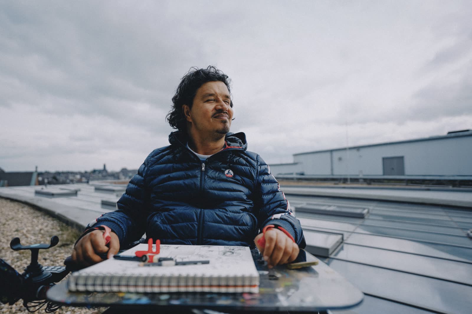 Akmal Sekandary mit seinem Skizzenbuch bei der Produktion.