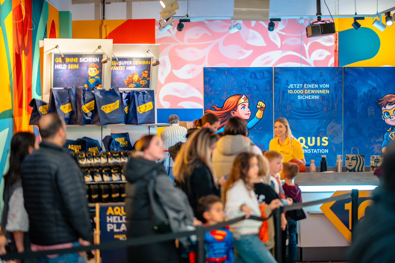 Gäste an der Superbirthday-Gewinnstation im Aquis Plaza