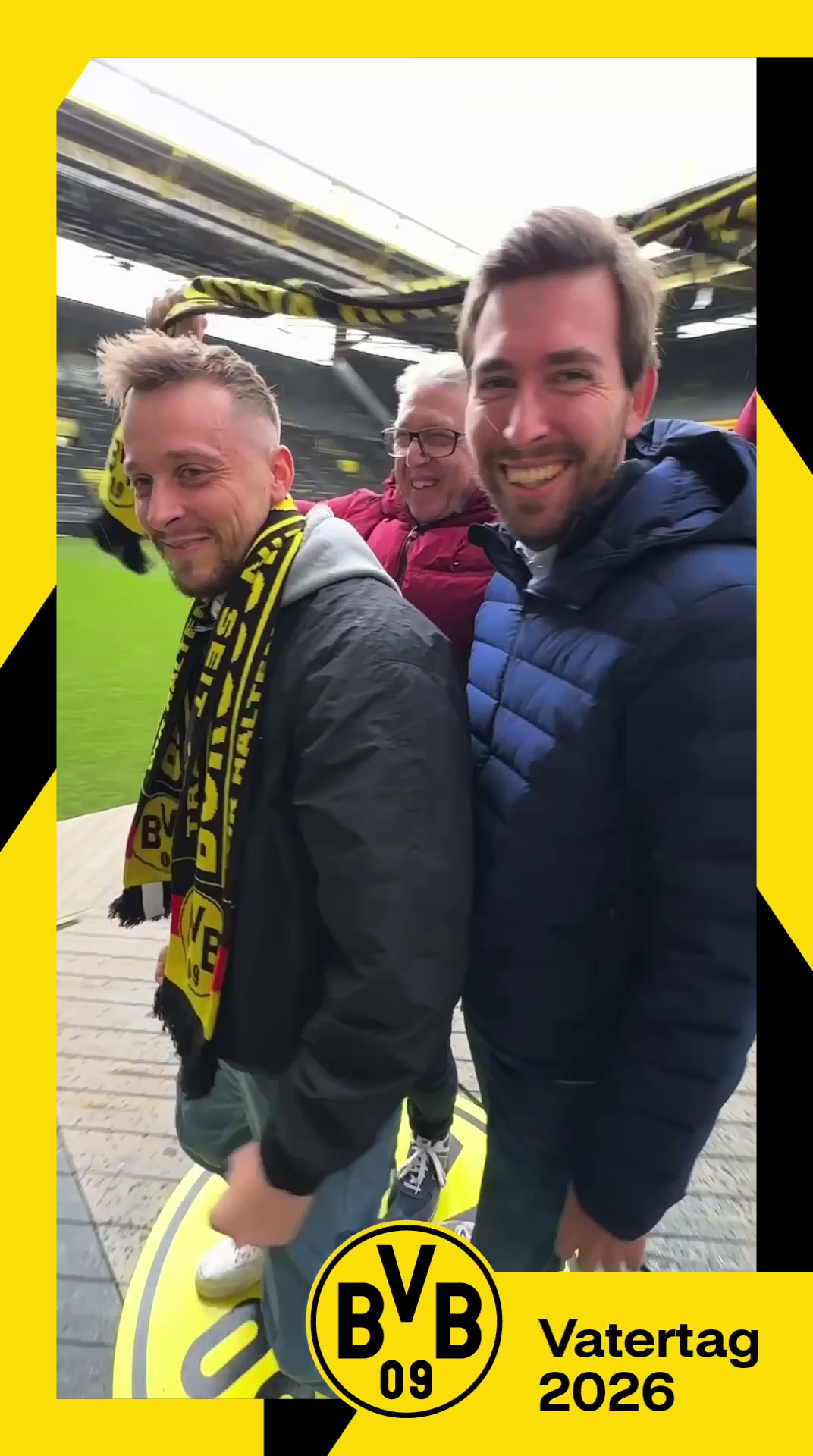 Drei Fans, ein BVB-Schal und sichtbare Freude im persönlichen Vatertagsclip.