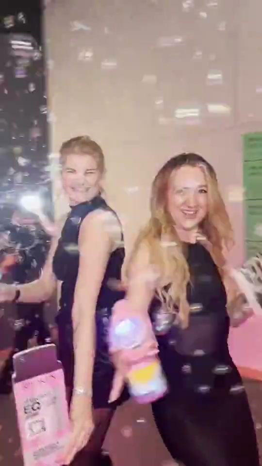 Zwei Gäste, Seifenblasen und sichtbare Freude im gemeinsamen Clip.